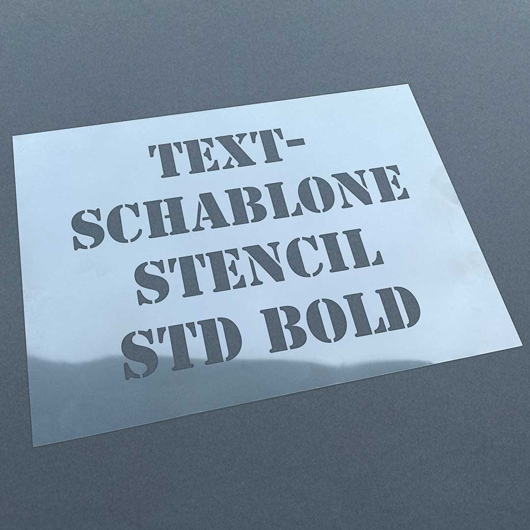 Mit dieser individuellen Textschablone in der Schrift Stencil Std Bold erstellst du präzise, professionelle Schriftzüge für Street Art, DIY-Projekte, Beschriftungen oder kreative Anwendungen.