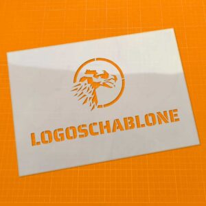 Firmenlogo mit Schablone auf Produktverpackung gesprüht – personalisiertes Branding für Unternehmen, Logo mit Sprühschablone auf Wand gesprüht – kreative Markenpräsenz mit Mylar-Schablone, Dein Logo als Statement – Professionelle Sprühschablonen für Marken, Unternehmen & Sportvereine.