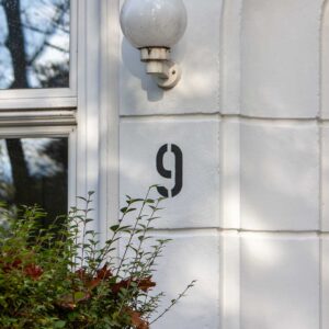 Hausnummer Schablone aus Mylarfolie mit individuell gewählter Zahl und Schablonenschrift