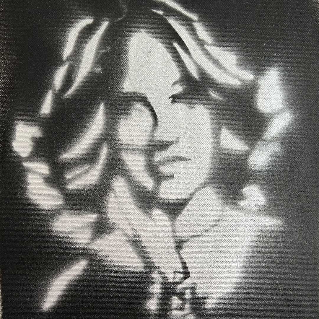 Originalfoto einer jungen Frau und die detailgetreue Schwarz-Weiß-Porträtschablone von Stencil-and-More für DIY, Street Art oder Airbrush-Kunst