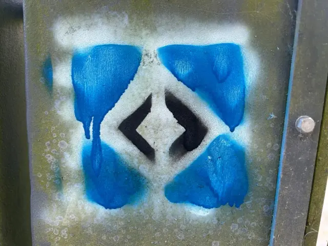 #stencil #stencilart @stencilandmore #schablonenkunst #schablonendruck #schablonentechnik #streetart #stritartist #portraitstencil #portraitstencilart #citykunst #kunstonbjekte @only_stencil-archive #hsv